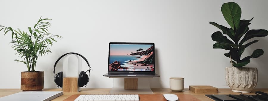 Un escritorio de madera junto a la ventana, con plantas y auriculares